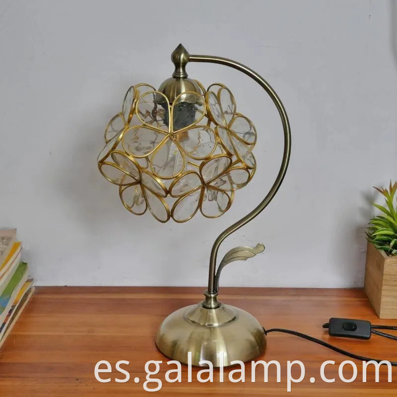 Elegante lámpara de mesa floral para un dormitorio cálido brillo